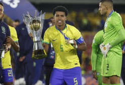 费城76人迎社区盾关键赛；转会期造点机会；态度坚定；球探报告显示潜力的简单介绍