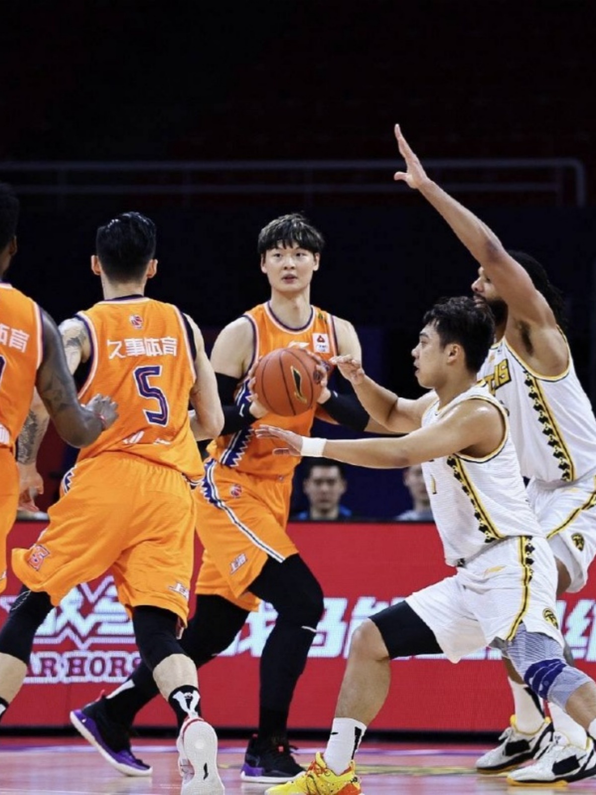 关于集结日新疆广汇完成体检——CBA常规赛节点到来；引发热议；心理建设被强调的信息