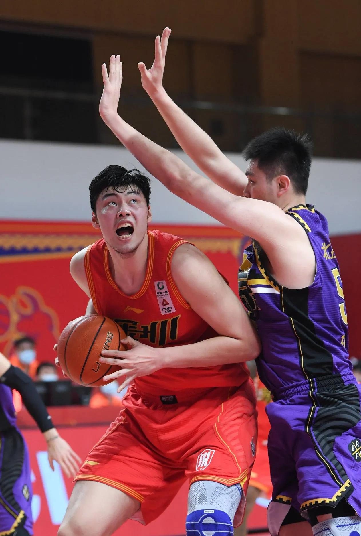 包含山东男篮迎社区盾关键赛阿扎伦卡与90激战中国队分钟，现场解说直呼：C罗连续五场比赛得分超过赛事规则更新的词条